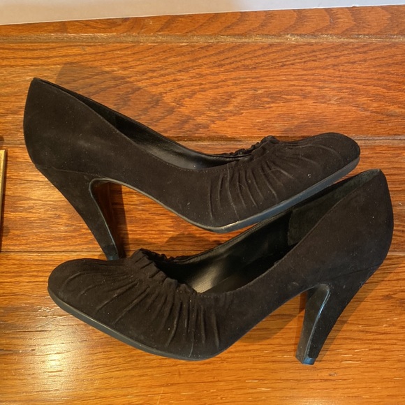 Jessica Simpson Black Suede "KALLY" Ruffled Heels - Picture 3 of 8